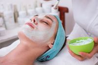 Kosmetikstudio Silhouette in Heidenheim bietet Gesichtsbehandlungen wie Anamnese, Peeling, Abreinigen und Massagen für Frauen plus an